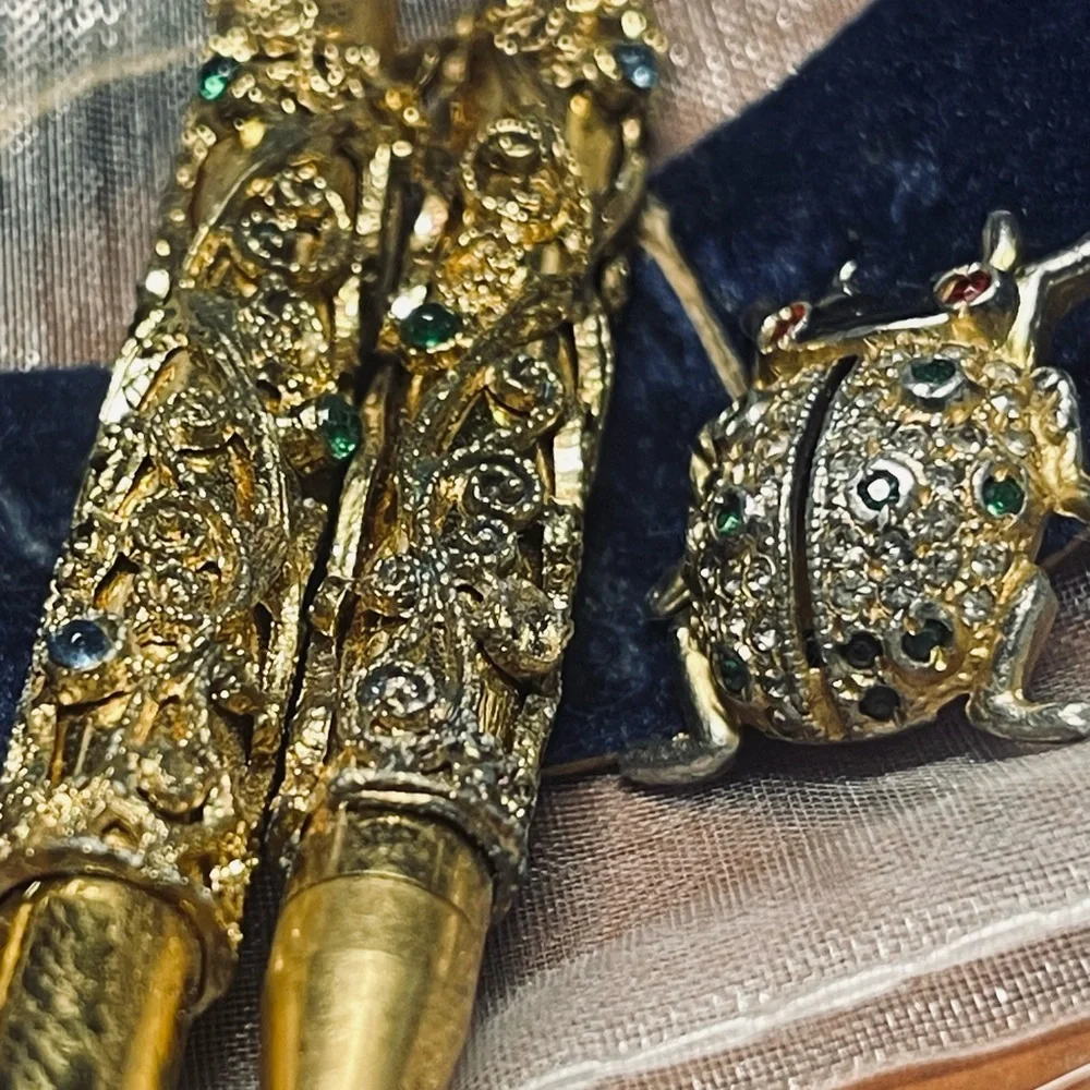 Vintage Gold Ornate Pen and Brooch Set
